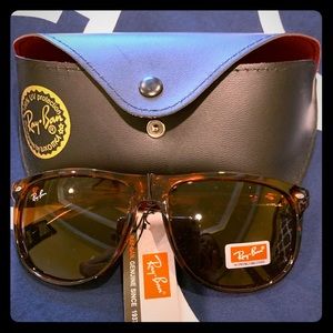 Brown tortoiseshell Ray-Ban sunglasses